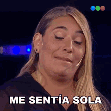 a woman is making a funny face with the words me sentia sola below her