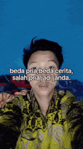 a man taking a selfie with the words beda pria beda cerita salah pria jadi janda on the bottom