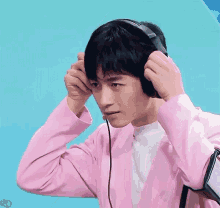 Chen Xiao Headset On GIF - Chen Xiao Headset On Listening To Music GIFs