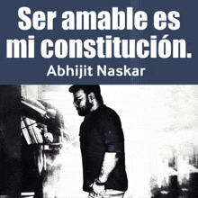 a man is standing in front of a sign that says ser amable es mi consitucion