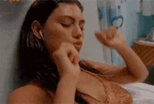 Cleo Sertori Phoebe Tonkin GIF - Cleo Sertori Phoebe Tonkin Bathtub GIFs