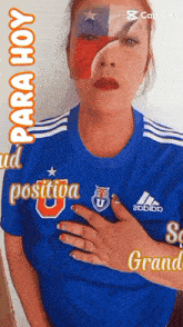 a woman wearing a blue shirt that says ' para hoy ' on it