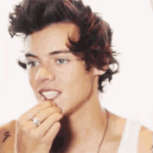 harry styles playing lips