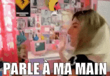 a woman in a pink room with the words parle a ma main written on the bottom