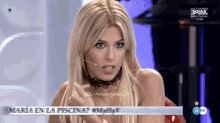 a woman is talking on a tv show and the words maria en la piscina are on the screen