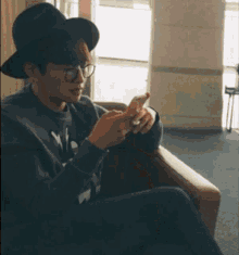 Onew Waiting GIF - Onew Waiting Pondering GIFs