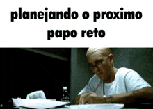 a picture of a man sitting at a table with the words " planejando o proximo papo reto " on the top