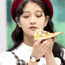 seoyeon lee seoyeon fromis fromis_9 eating pizza