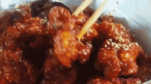 양념치킨 닭다리 젓가락 GIF