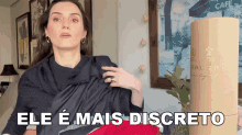 a woman is standing in front of a burberry box and says ele e mais discreto