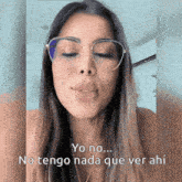 a woman wearing glasses says yo no no tengo nada que ver ahi in spanish