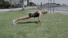 Mulher Fazendo Flexão GIF - Push Ups Workout Exercise GIFs