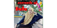 a woman in a hijab sits on a bench with balloons in the background and the words senyumin ai della in red