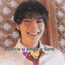 a young man is smiling with the words sonrie si ama.s a santi