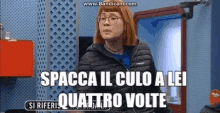 a woman wearing glasses and a black jacket with the words spacca il culo a lei quattro volte