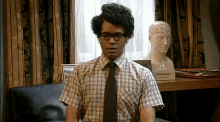 it crowd richard ayoade maurice moss raising finger confused