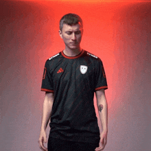 a man wearing a black shirt that says syner on it