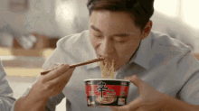 신구 이서진 컵라면 신라면 호로록 후루룩 면 미소 웃음 GIF - Shin Gu Lee Seojin Instant Noodles GIFs