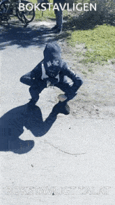 a person squatting down with the words bokstavligen written above them