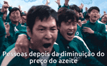 a group of people are playing a game called pessoas depois da diminuicao do prego do azeite