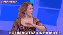 a woman in a leopard print dress is saying ho un agitazione a mille .
