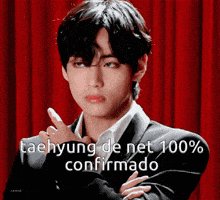 taehyung de net 100 % confirmado is written on a red curtain