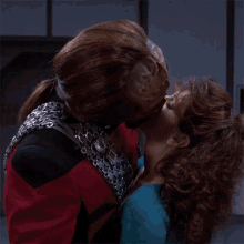 Kiss Deanna Troi GIF - Kiss Deanna Troi Worf GIFs