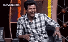 Giggling And Clapping.Gif GIF - Giggling And Clapping Sivakarthikeyan Impressed GIFs