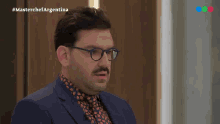 a man wearing glasses and a suit is on a tv show called master chef argentina