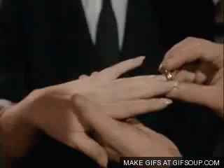Парень делает девушку пальцами. Палец в кольцо гифки. Надевает кольцо на палец гифка. Парень надевает кольцо девушке. Обручальные кольца gif.
