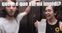 a man and a woman in an elevator with the words quem e que vai mi impidia