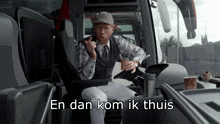 a man sitting in the driver 's seat of a bus with the words en dan kom ik thuis written below him