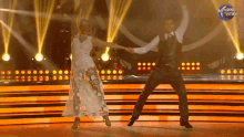 competicao de danca dancando danca de casal casal dancando vestido branco