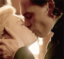 tom hiddleston kiss romance