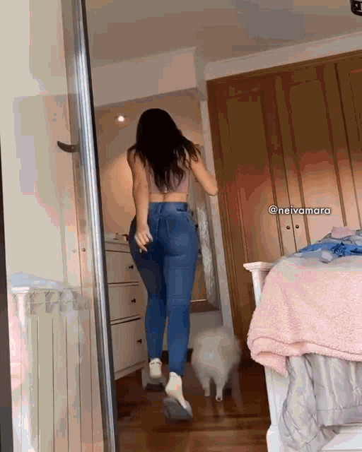 sexy girl pulls pants down to Reveal a large buttcrack and butt  🤤🤤🤤🥵🥵🥵 
