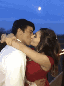 couple kiss prom love
