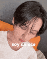 a close up of a person 's face with the words soy de eze written on the bottom