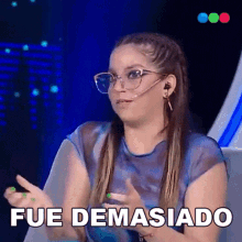 a woman wearing glasses says fue demasiado