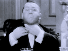 Curly Three Stooges GIF - Curly Three Stooges The Dust Powder GIFs