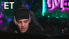 a man wearing headphones with the words et quand je vois