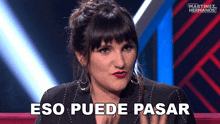 a woman says eso puede pasar while sitting on a stage