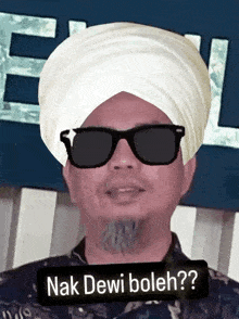 a man wearing sunglasses and a turban says " nak dewi boleh "
