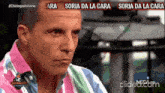 a close up of a man 's face with the words soria da la cara on the bottom right
