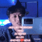 a man taking a picture of himself with the words jadi lah pasangan yang di ridhoi alloh