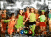 a blurry picture of a group of people with the words realizacao in the upper left corner