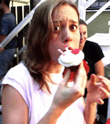 Brie Larson Cupcake GIF - Brie Larson Cupcake Eating GIFs
