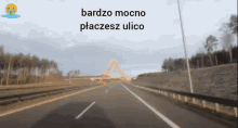 a blurred image of a highway with the words bardzo mocno placesz ulco