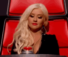 the voice us christina aguilera coach pointing on the mouth mouth