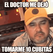 a man wearing a yellow hat with the words el doctor me dejo written on it