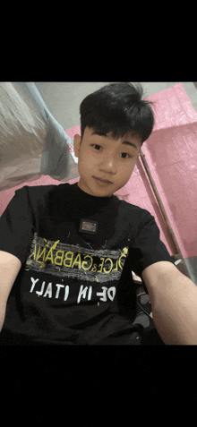 a young boy wearing a black t-shirt that says yjati mi jo